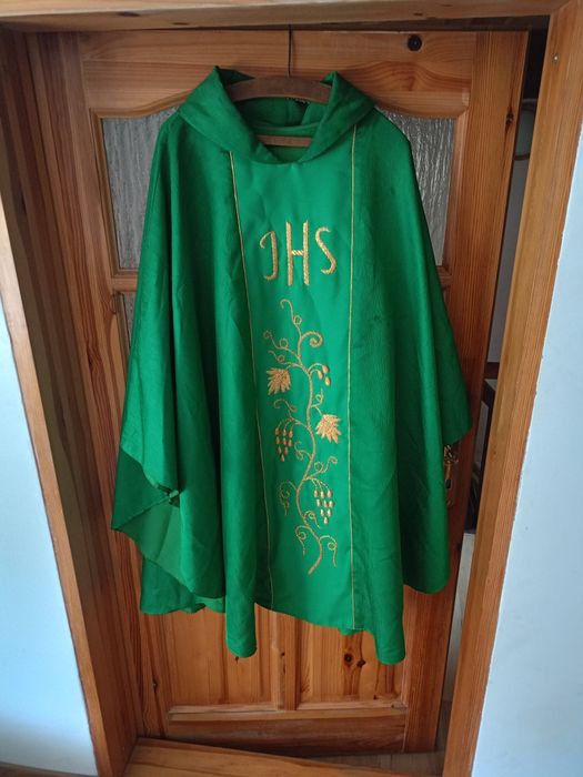 Ornat liturgiczny zielony z haftem JHS (IHS) – 3 sztuki