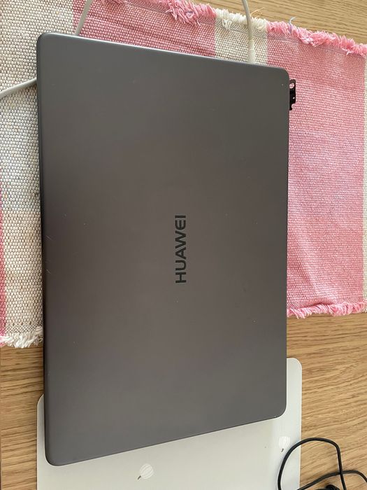 Huawei MateBook D i5 / 8 GB RAM – sprawny, uszkodzony zawias