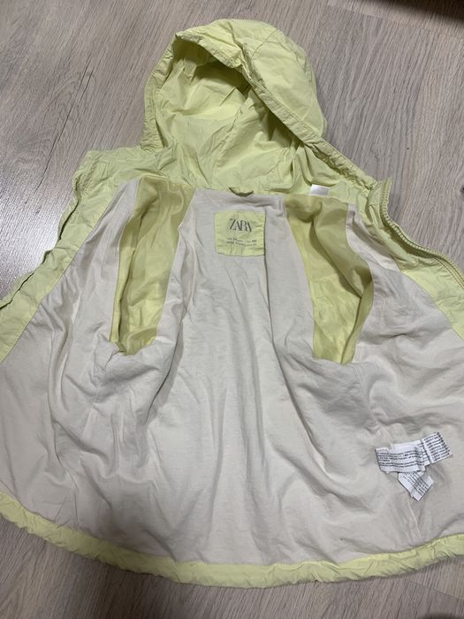 Вітровка zara жовтого кольору тоненька на підкладці