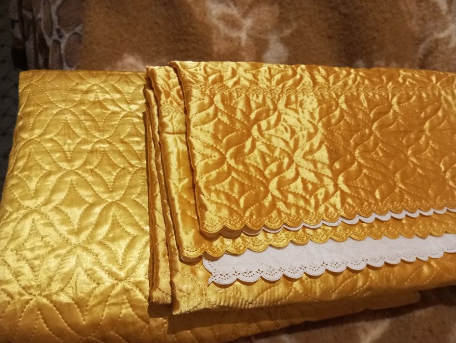 Продам новые атласные покрывала на диван.