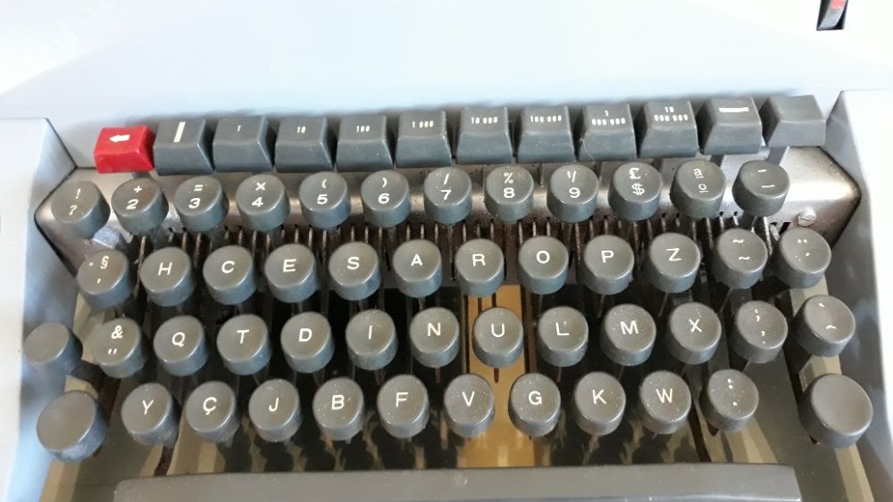 Máquina de escrever Olivetti 82