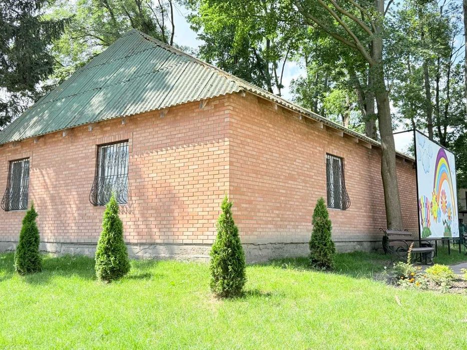 Продається окремо стоячі будівлі у самому центрі села Черепашинці