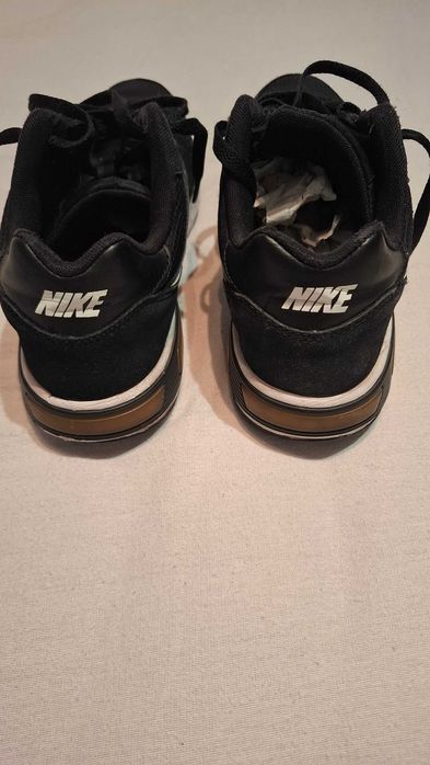 Buty sportowe do turystyki marki Nike