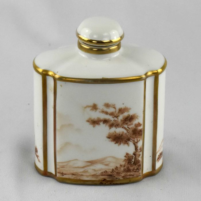 Frasco de perfume em porcelana decorado com paisagens e friso a ouro