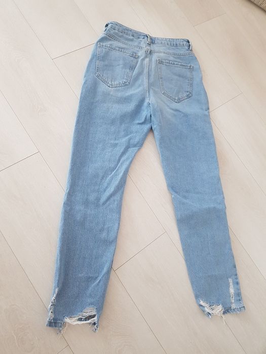 Niebieskie mom jeans z dziurami - New Look