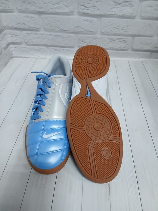 TOTAL 90 У ФОРМІ ВУЛИЧНОГО ОДЯГУЧоловвви Nike Total 90 футзал
Один з найлегендарніших силуетів футбольної епохи,Nike Total 90 повертається як одна