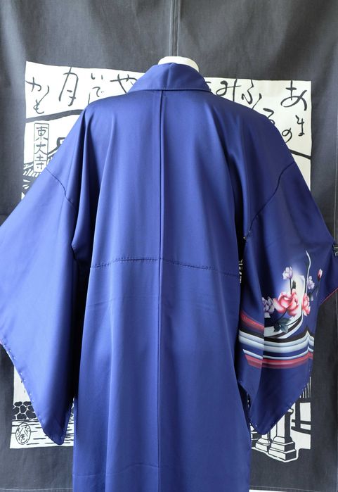 Japońskie granatowe kimono houmongi w pasy i kwiaty