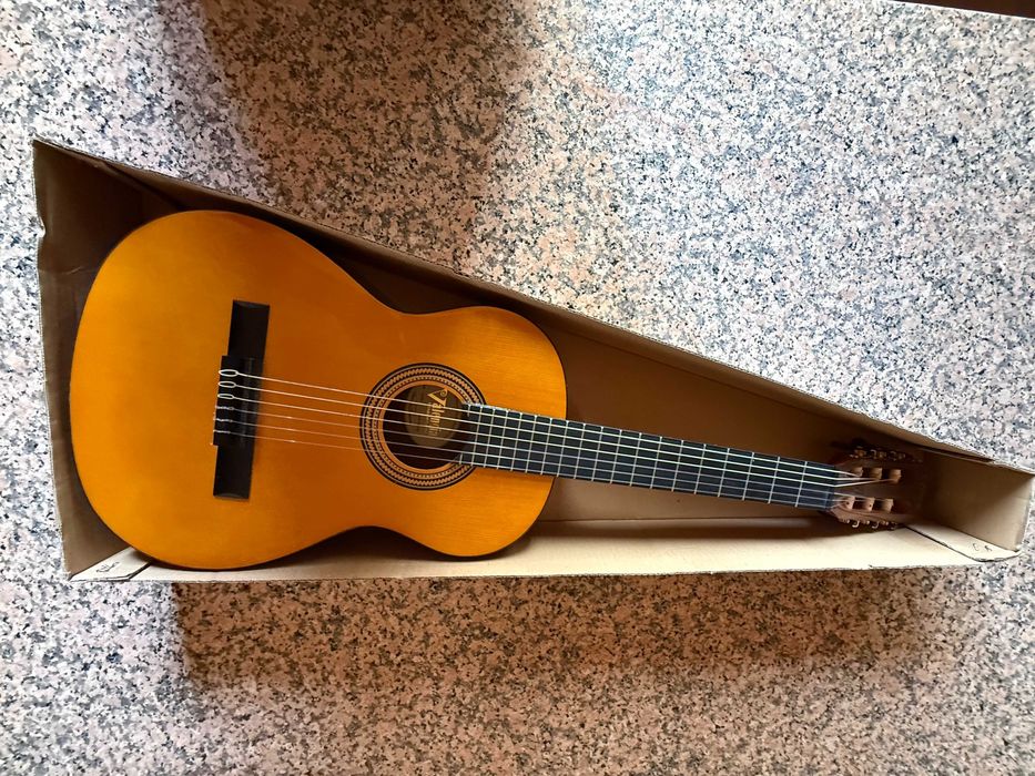 Guitarra clássica Valencia com caixa original