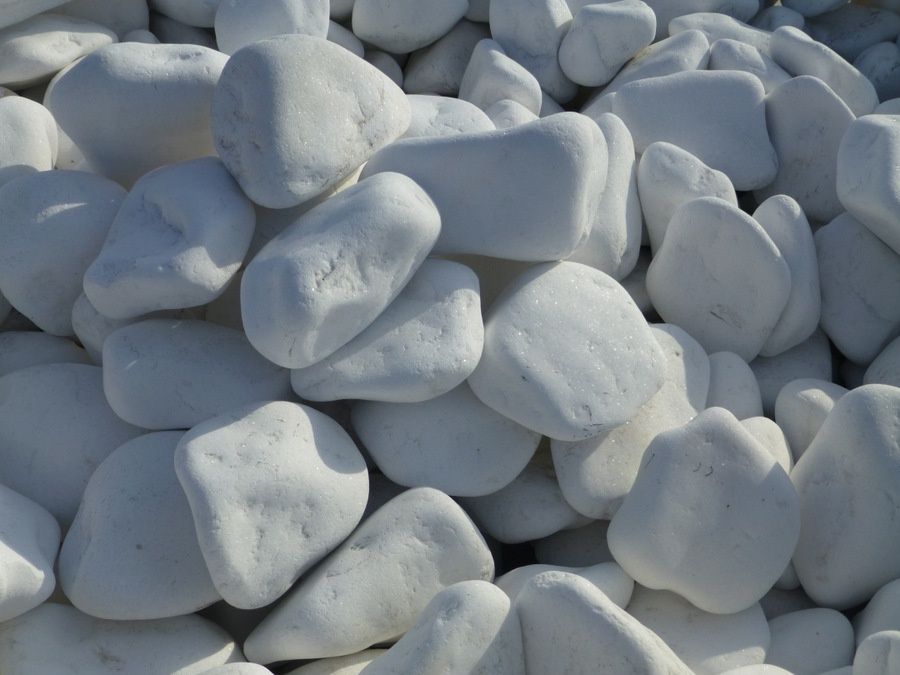 Śnieżnobiałe otoczaki thassos małe, średnie i duże biokominek