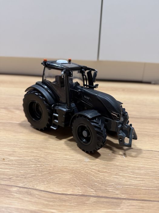 Britains Traktor Valtra Q305