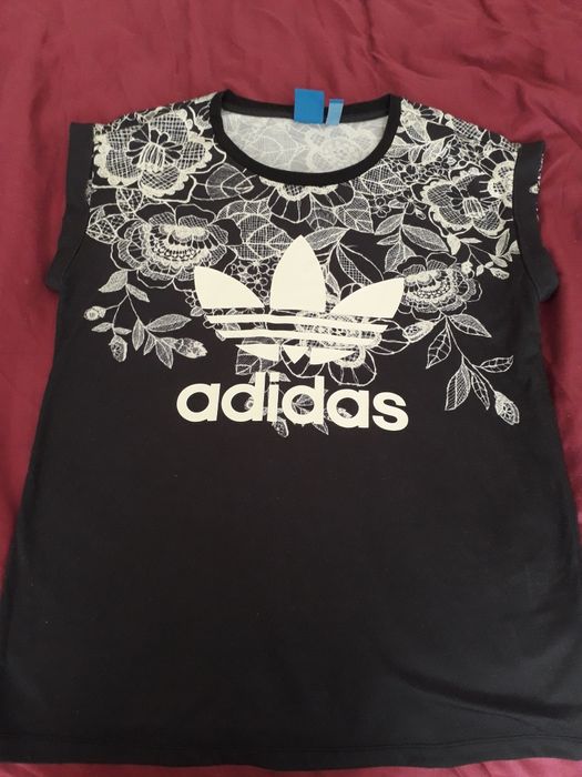 T-shirt preta com flores de mulher Adidas tamanho 38