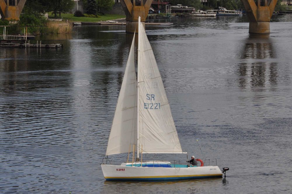 Яхта парусно-моторная