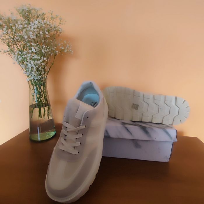 Sportowe obuwie damskie na koturnie