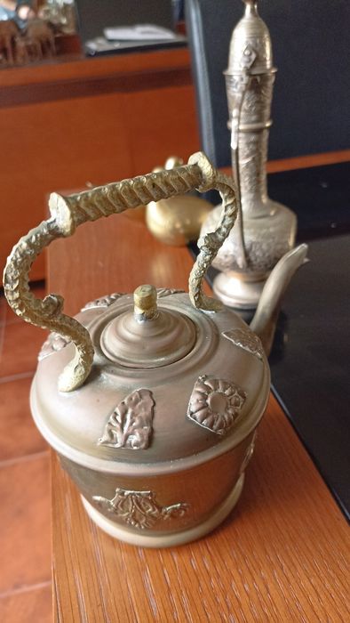 Bule em metal ou bronze