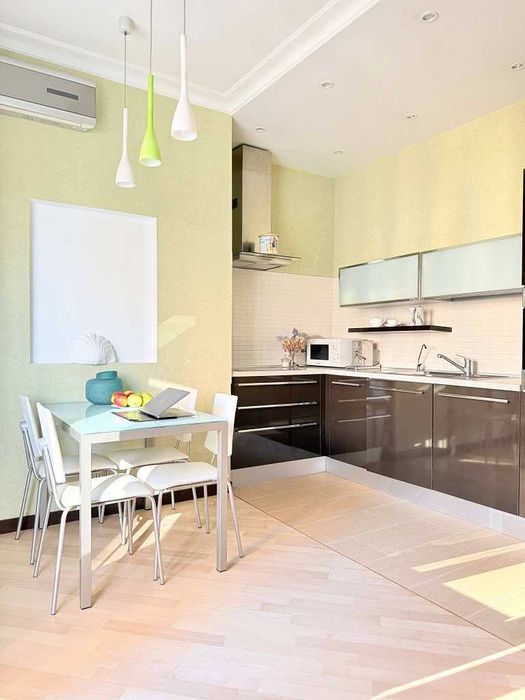 Чорновола 25, тиха, простора, затишна 2к, висота стелі 3м.