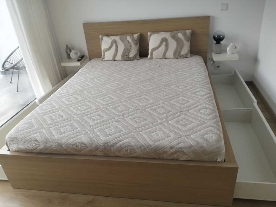 Cama de casal com arrumação
