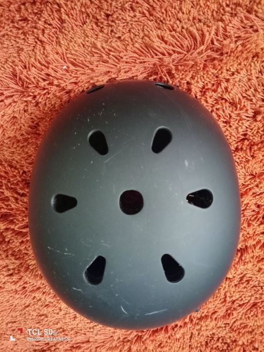 Capacete de skate tamanho S usado com algumas marcas de uso.