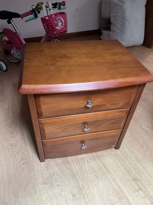 Mesa de cabeceira em cerejeira com 3 gavetas