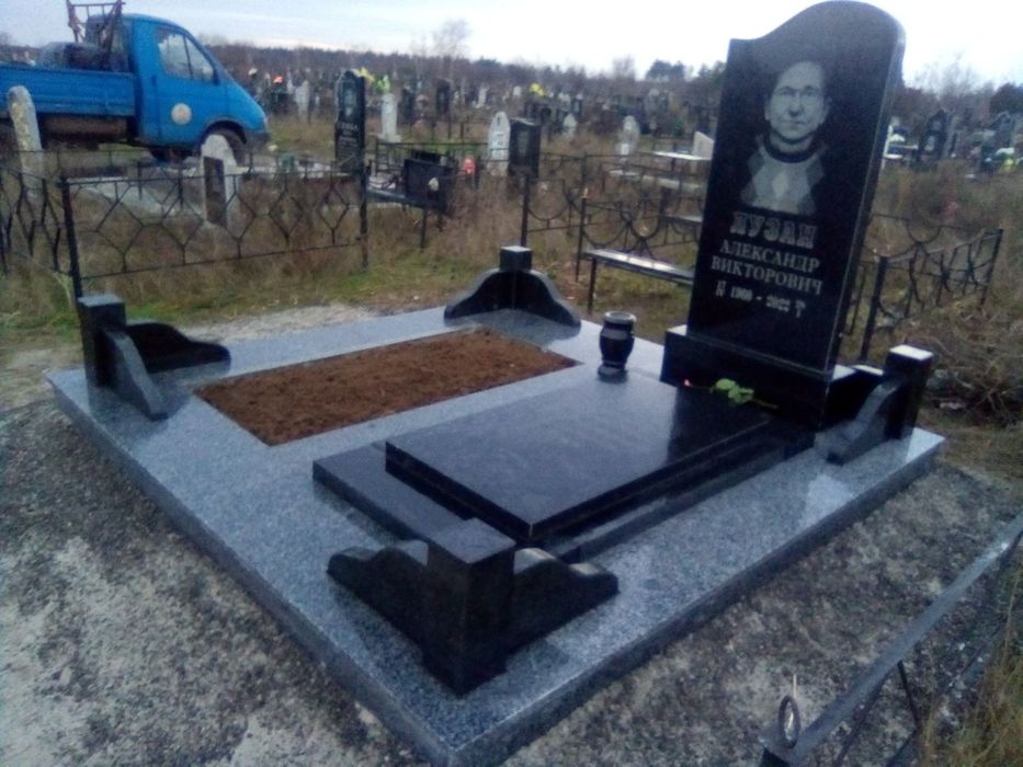 Пам'ятники Воєнним, ограды, комплексы .