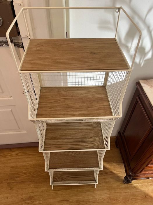 Móvel de arrumação com prateleiras