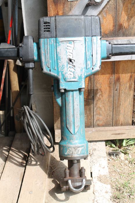 Młot wyburzeniowy Makita HM 1810    czytać opis