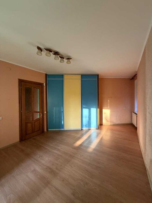 3-к біля Парку Перемоги, поверх 4/5, цегляний будинок, площа - 120 кв/м