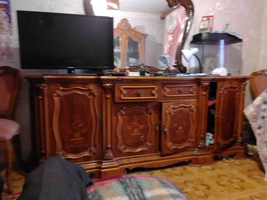 Винтажная мебель, барокко, комод с зеркалом.