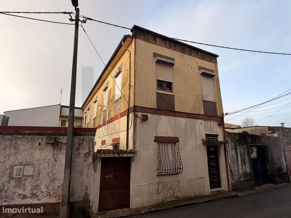 Andar moradia T2 para remodelação | Centro de Coimbrões | 90 m2