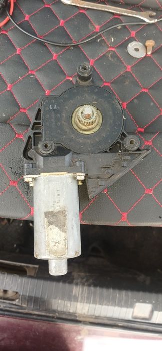 Привід склопідйомника Октавія Тур