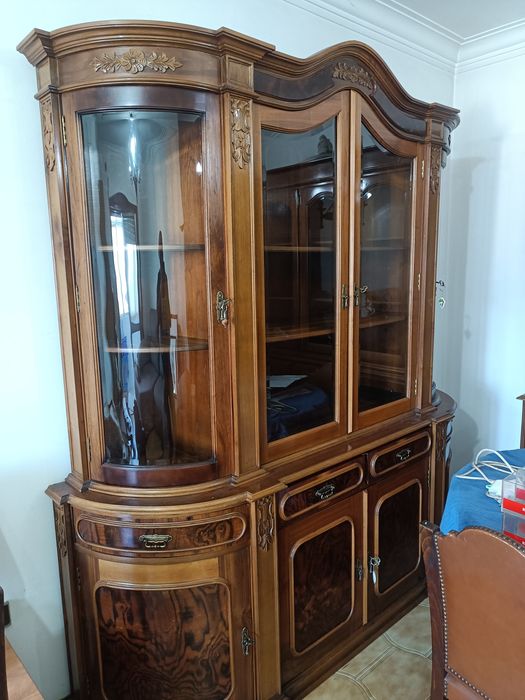 Móvel de sala em nogueira com vitrines