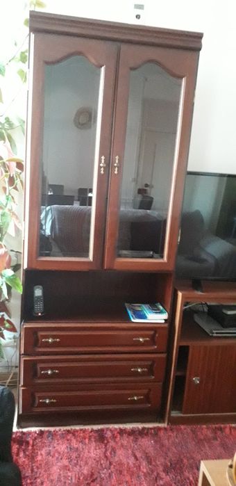 Fogão a gás companhia e bilha e móveis de sala