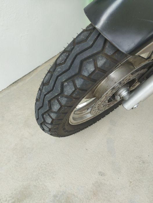 Vendo está mota 125 com casaco e dois capacetes