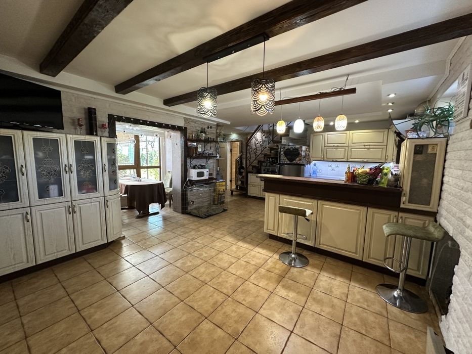 Продам 2-х этажный каменный дом  в Варваровке на участке 7. 12 соток