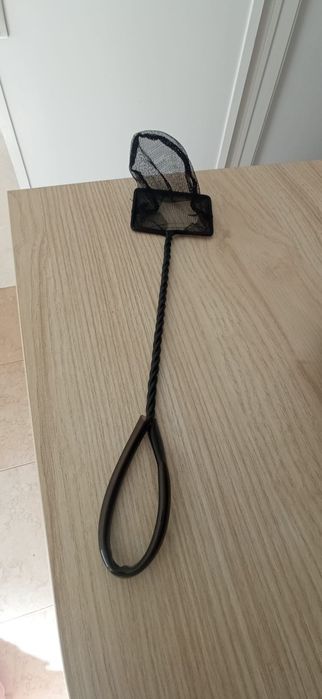 Rede para apanhar peixes no aquário novo