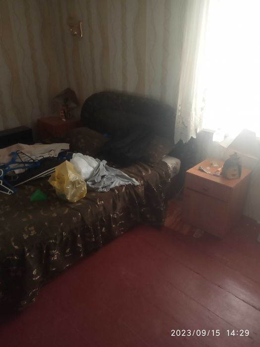 Двух спальне ліжко плюс дві тумби