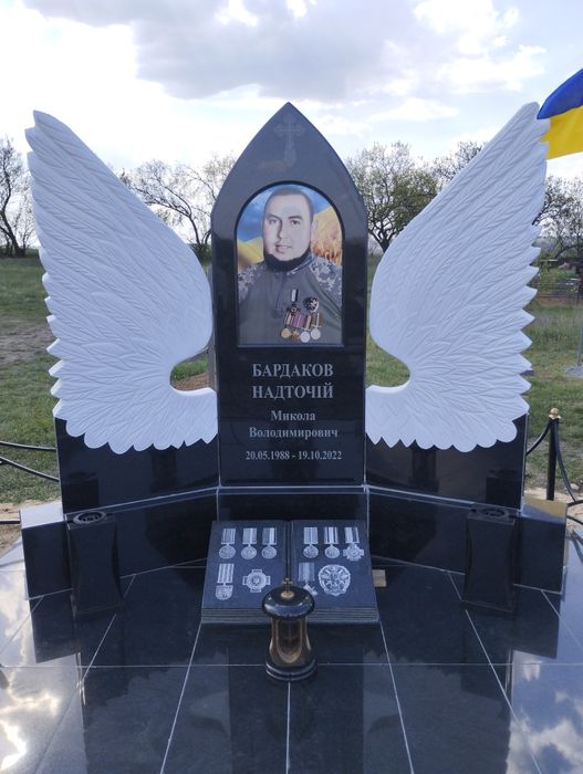 памятники,гранитные комплексы, плитка,оградки ,