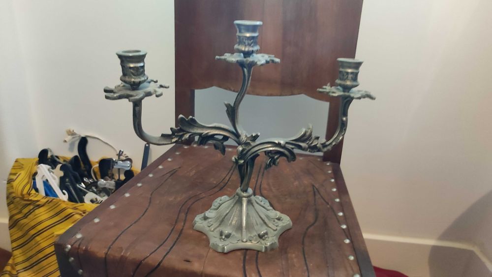 vendo candelabros antigos em latão