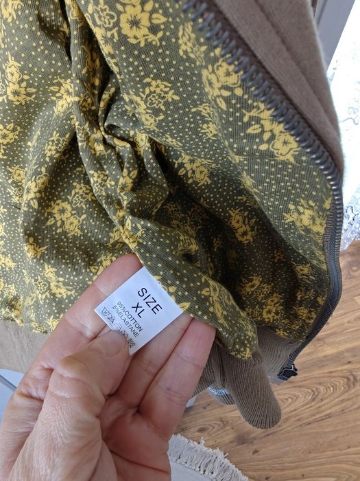 Beżowa bluza z kwiatową podszewką L