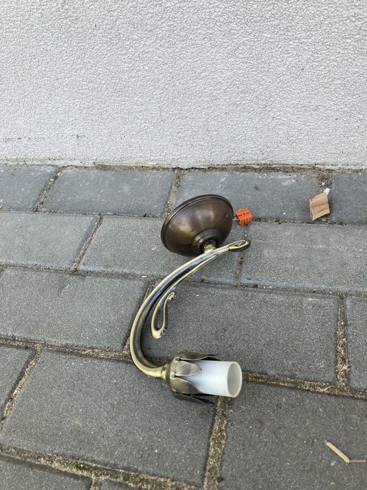 Kinkiet na ozdobna żarówkę.