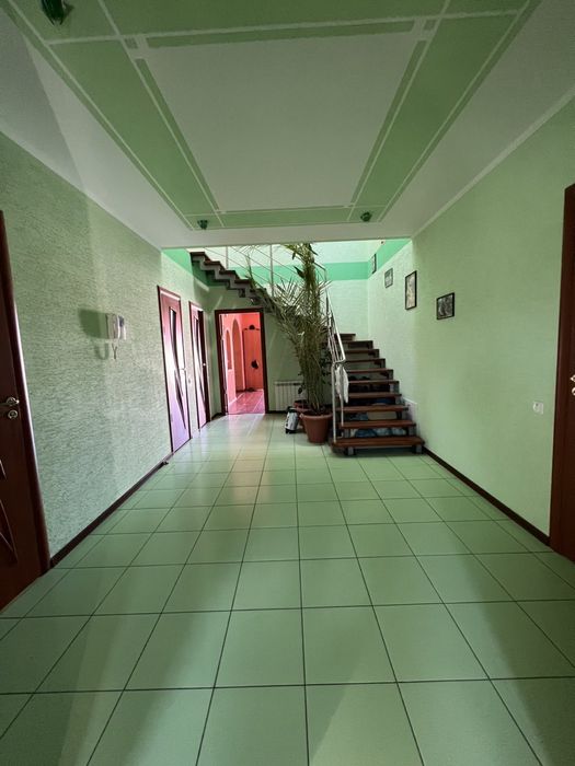 Продаж будинку з окремим гаражем