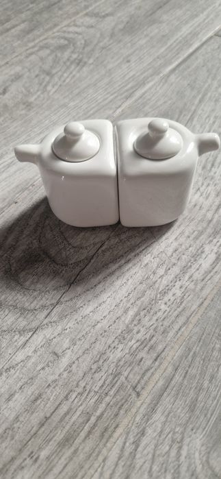 Dwa małe dzbanuszki AlmiDecor
Raz użyte
Olej,ocet,mleczko