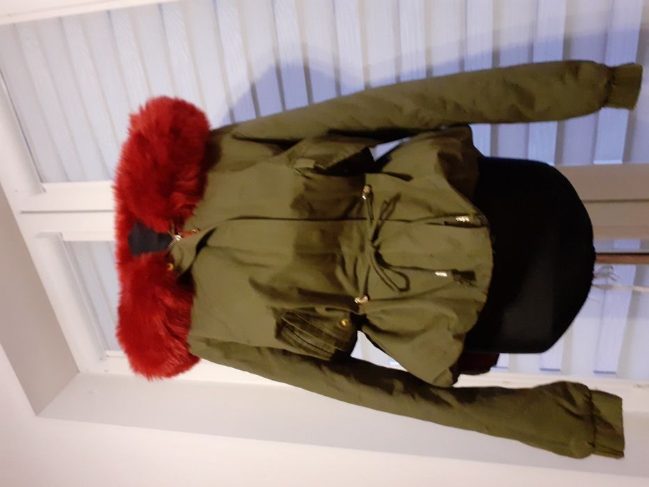 Kurtka bardzo ciepła khaki z pięknym malinowym futerkiem.