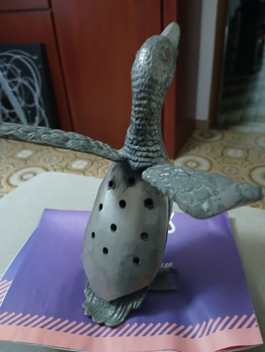 Estátua de pato em metal