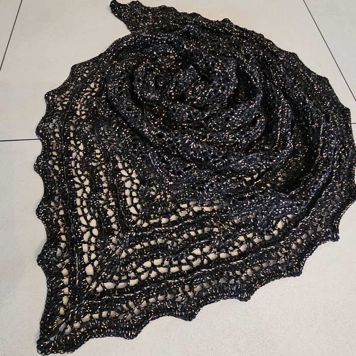 Chusta robiona na szydełku rękodzieło Handmade