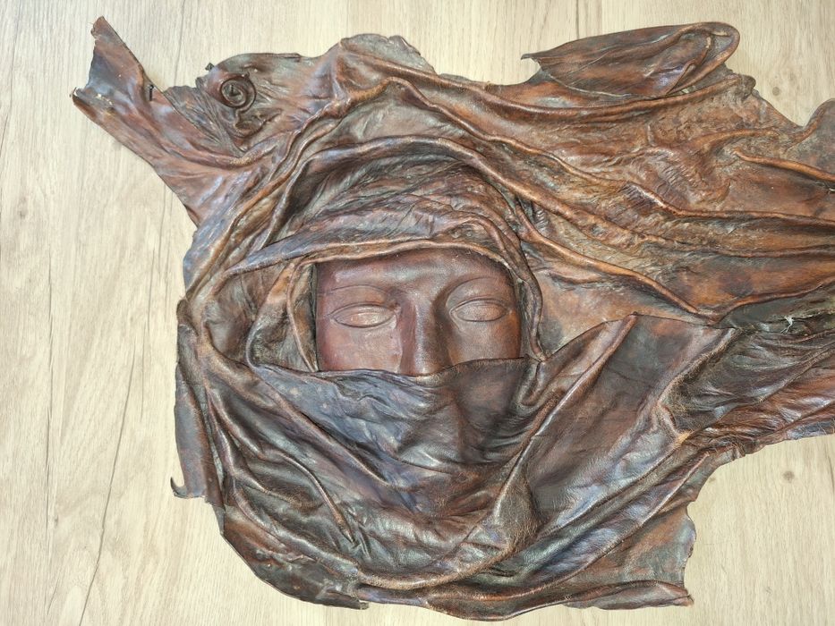 Máscara decorativa em pele