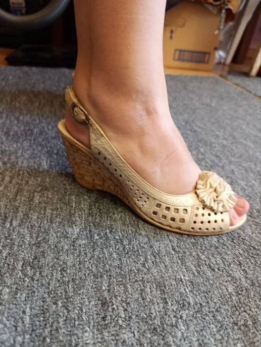 Жіночі босоніжки шкіряні