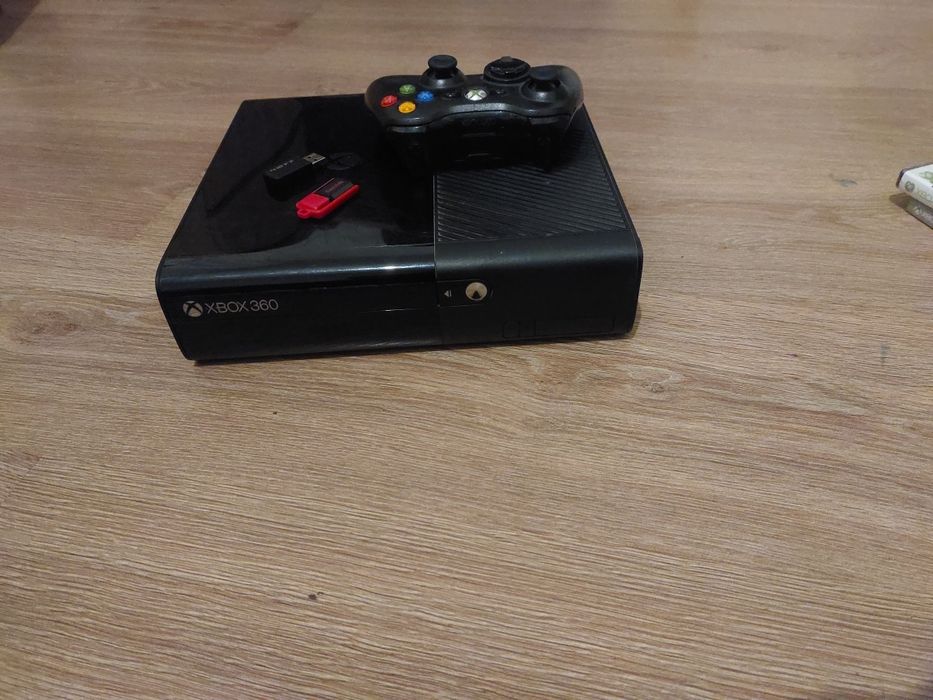 Xbox360 + 1 pad zasilacz i 3 gry.