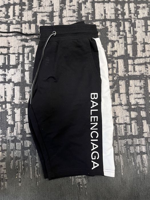 Шорти бренду Balenciaga