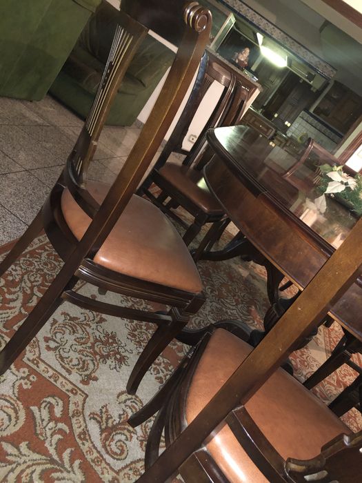 Mesa de jantar em madeira