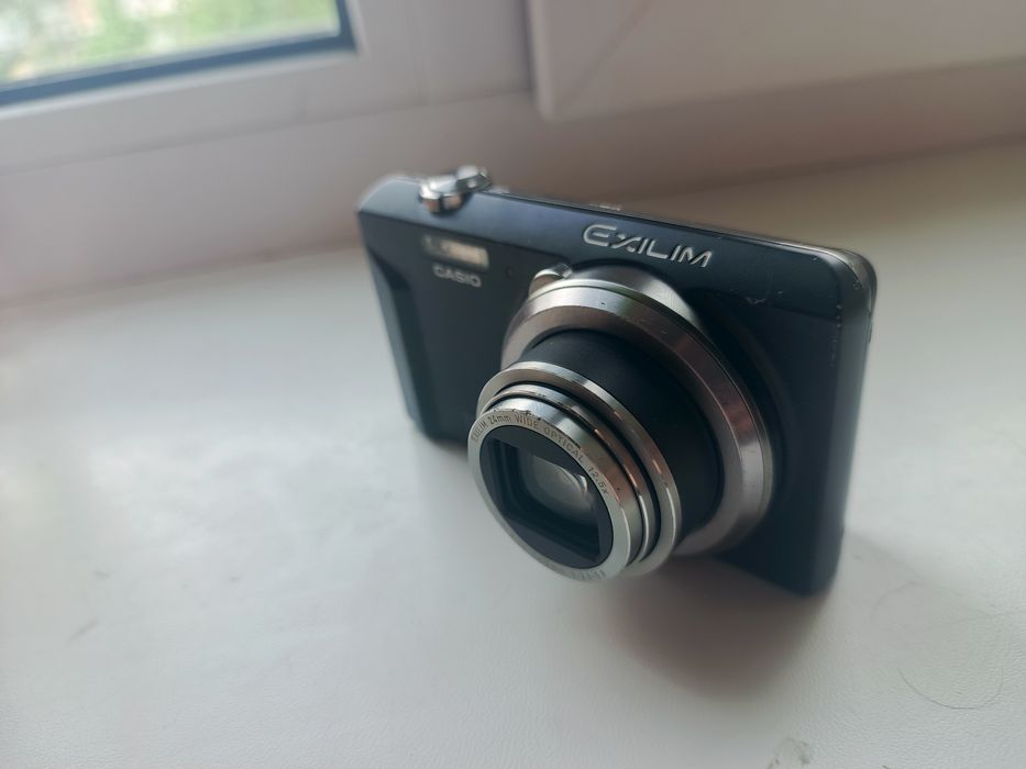 Casio Exilim EX-ZS100: 12хZoom Метал, HD 14.1 Мп та CCD-vintage +16Гб